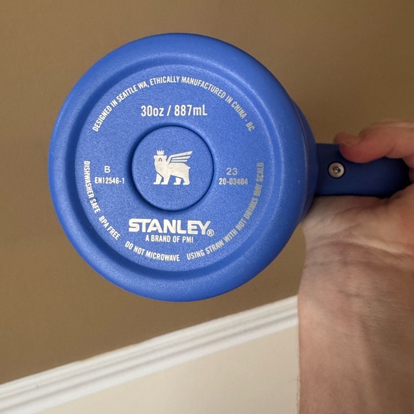 Stanley Cobalt Blue Travel Mug 30 oz - Picture 7 of 9